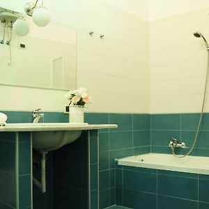 Standard External Bathroom Queen Room